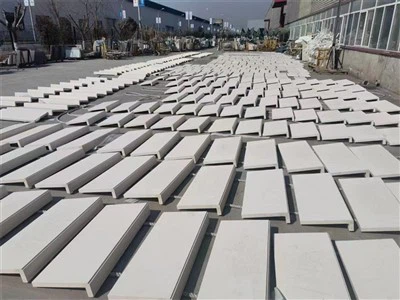 سنگ آهک در اطراف استخر