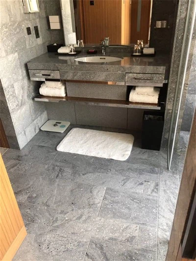 کاشی کف حمام گرانیتی